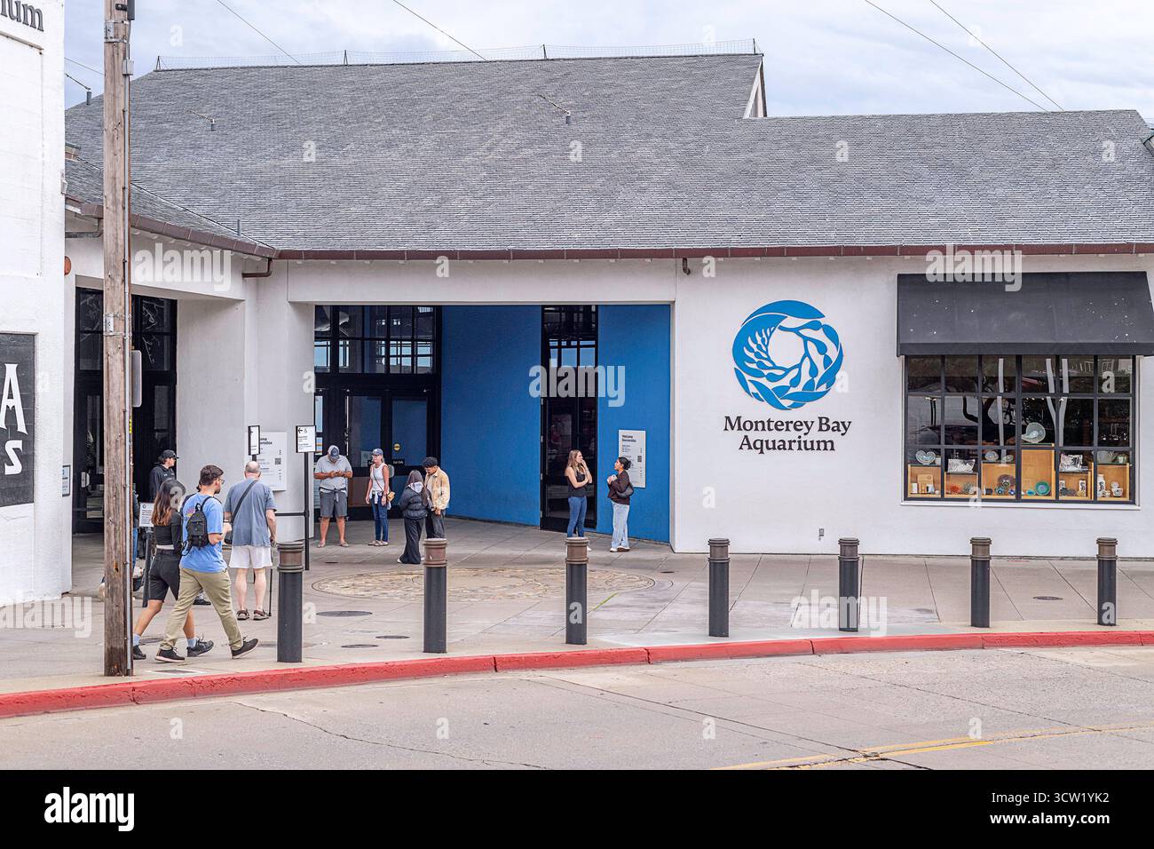 Monterey, CA, Stati Uniti – 24 settembre 2025: Esterno del Monterey Bay Aquarium a Monterey, CA. Foto Stock