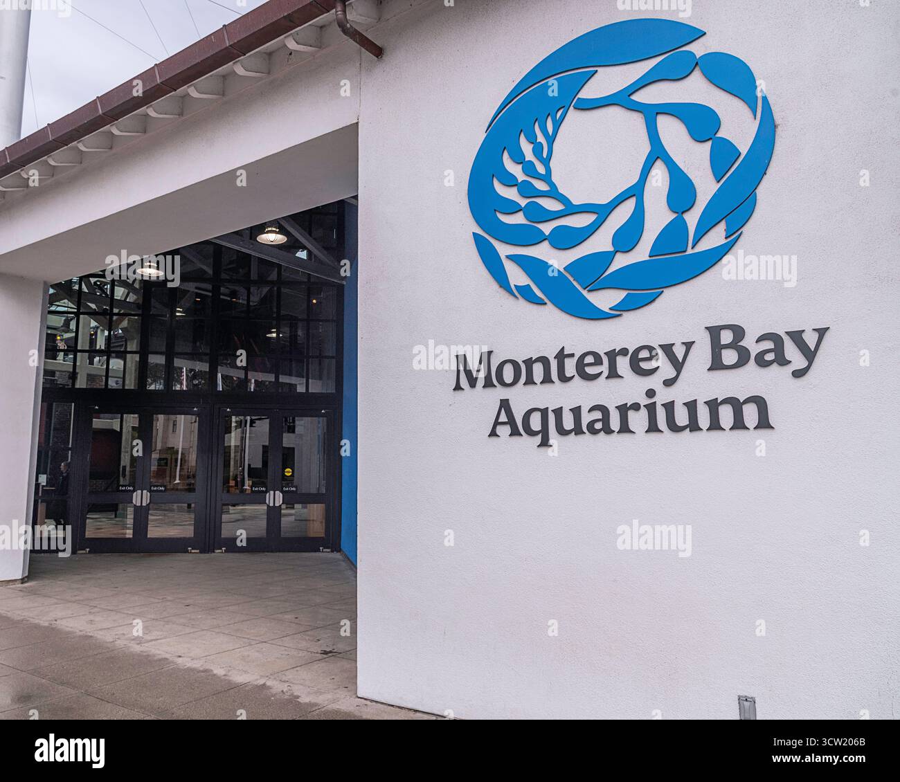 Monterey, CA, Stati Uniti – 24 settembre 2025: Esterno del Monterey Bay Aquarium a Monterey, CA. Foto Stock