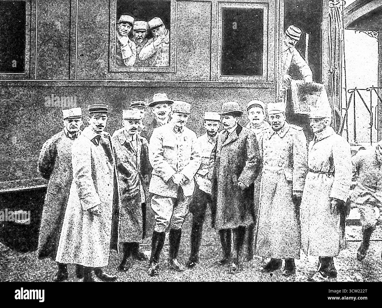 Gli aviatori francesi Paulhan e Martinet con ufficiali serbi a Niö, Serbia, 1915, durante la prima guerra mondiale. Entrambi i piloti avevano precedentemente fatto una campagna nei Balcani e furono celebri personaggi dell'aviazione francese. Questa fotografia di le Miroir evidenzia il ruolo della cooperazione franco-serba contro le potenze centrali, dove gli aviatori francesi rafforzarono la resistenza di Serbiaís. Niö fu un centro chiave per l'esercito serbo e i suoi alleati in tempo di guerra. Foto Stock