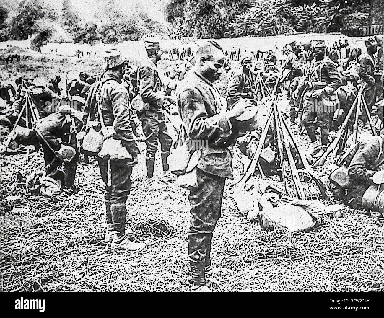 1916 fotografia pubblicata su le Miroir raffigurante i tirailleurs senegalesi dell'esercito francese che cucinano e riposano durante la prima guerra mondiale. Queste truppe coloniali, reclutate principalmente dall'Africa occidentale, svolsero un ruolo cruciale sul fronte occidentale sotto il generale Gouraud. L'immagine riflette la vita quotidiana del campo, con i soldati che preparano i pasti prima di tornare alle trincee. La loro presenza simboleggiava la dipendenza di Franceís dalle forze d'oltremare durante la grande Guerra. Foto Stock