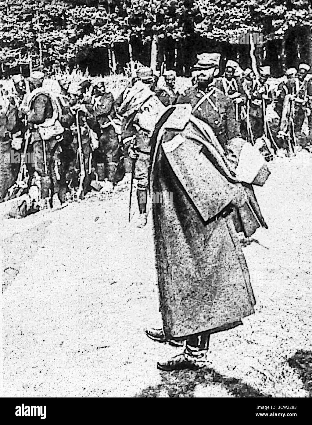 1916 foto di le Miroir che mostra un ufficiale senegalese dell'esercito francese che ispeziona le sue truppe durante la prima guerra mondiale. Elevato al rango di comandante, rappresenta il riconoscimento del soldiersí servizio dell'Africa occidentale sul fronte occidentale. Dietro di lui, i soldati si riuniscono nel campo prima di riprendere le operazioni. L'immagine evidenzia Franceís l'uso delle forze coloniali, il cui coraggio e resistenza guadagnarono ammirazione durante la grande Guerra. Foto Stock