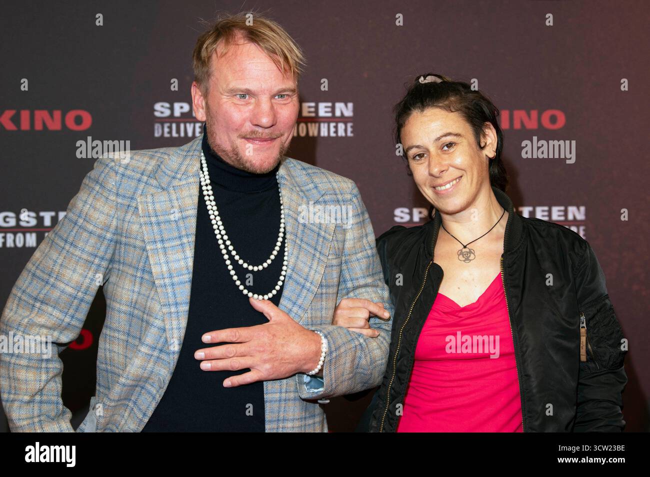 Oli Bigalke mit Begleitung bei der Premiere des Kinofilms 'Springsteen: Delivermi dal nulla' in Zoo Palast. Berlino, 08.10.2025 Foto Stock