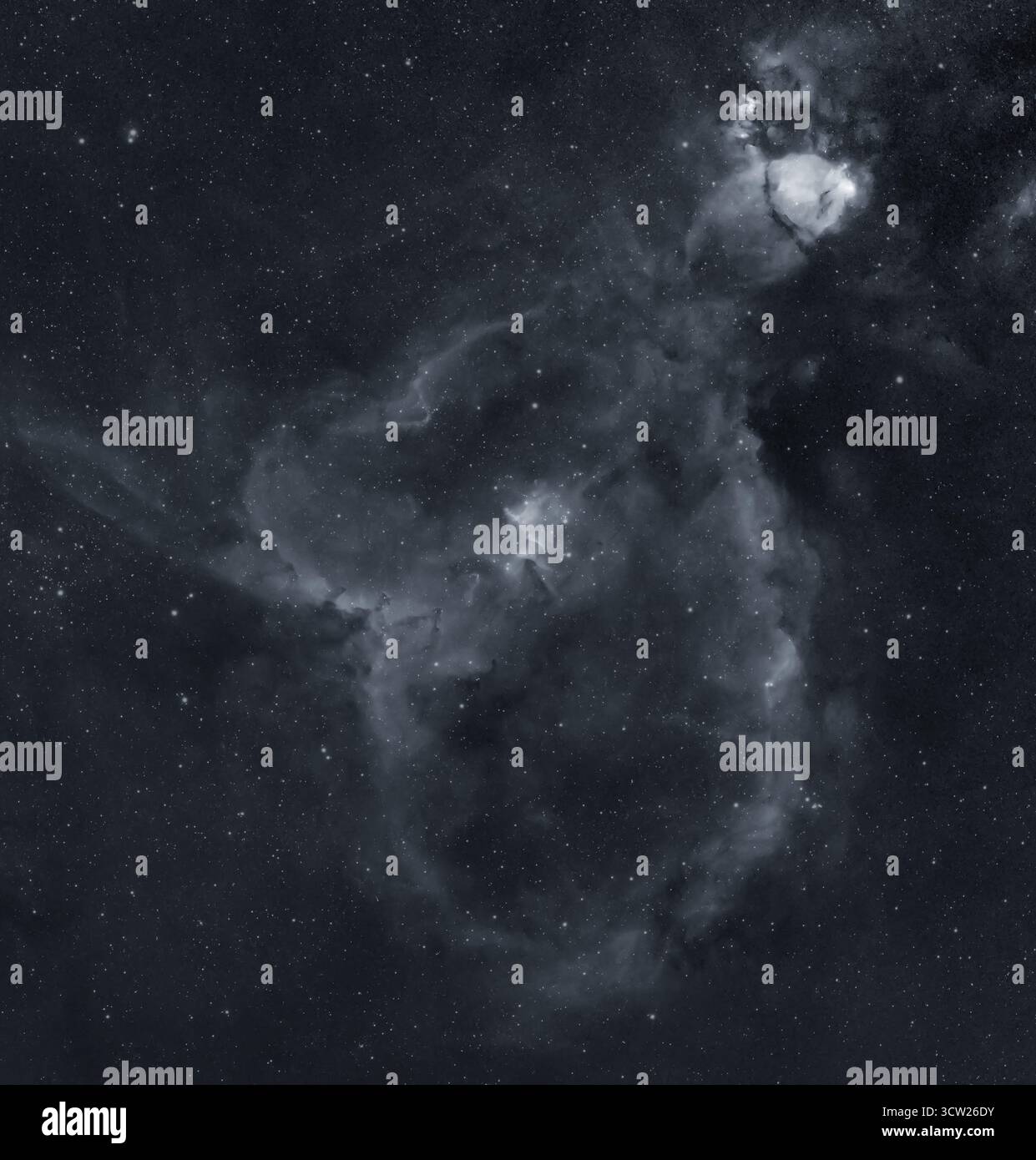 Londra, Regno Unito. 6 ottobre 2025. Il dettaglio della Nebulosa del cuore di Cassiopeia brilla nel cielo limpido sopra Londra in questa lunga esposizione della complessa nebulosa di emissione distante 7.500 anni luce, vista attraverso il campo stellare in primo piano e fotografata attraverso un filtro a banda stretta Hydrogen III. L'esposizione è costituita da esposizioni di 14 x 300 sec impilate in un'unica immagine ed è stata catturata dalla luce suburbana del cielo inquinato (Bortle 7) a Londra sotto una luna quasi piena. Crediti: Malcolm Park/Alamy Foto Stock