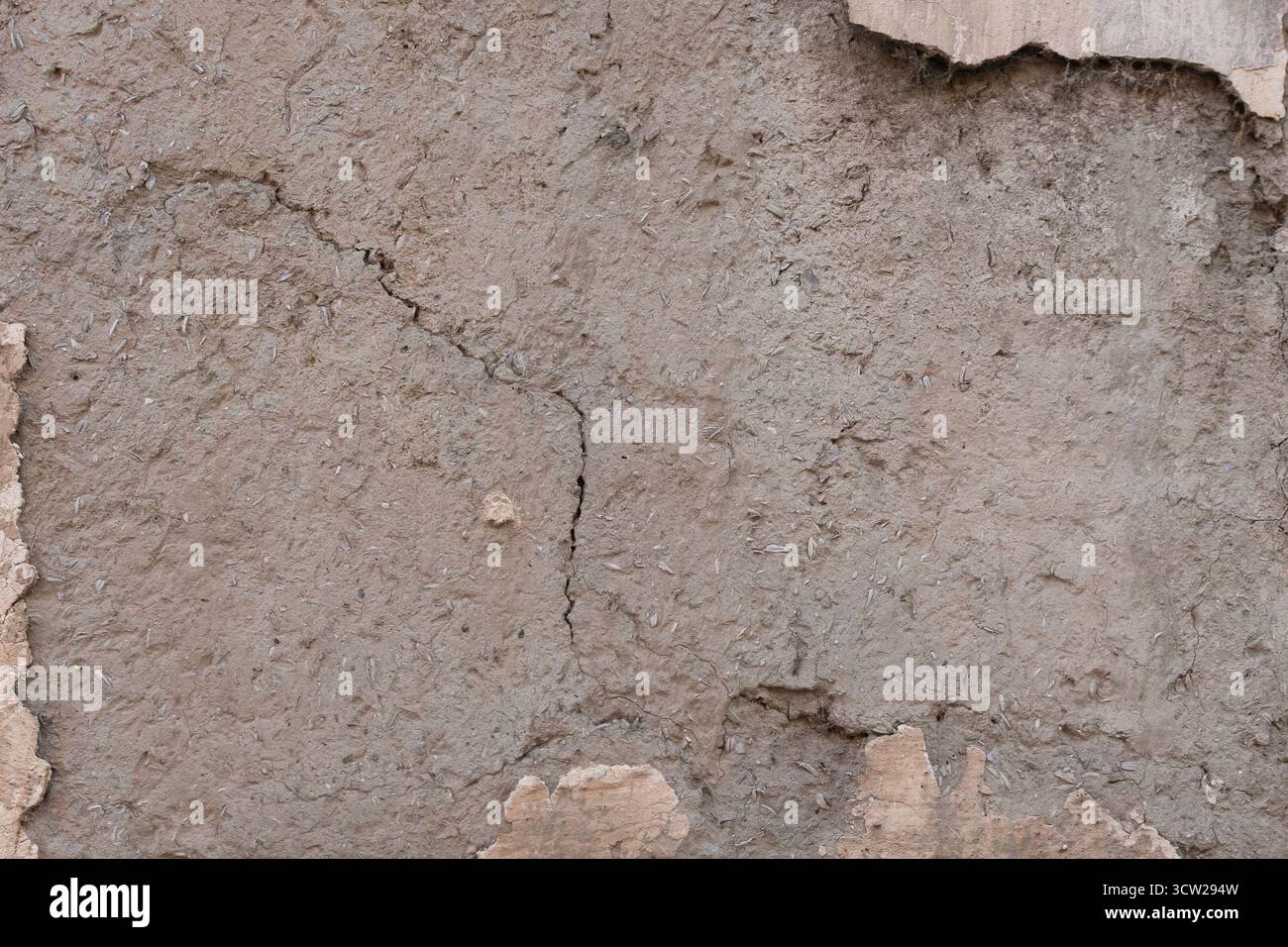 Pareti in calcestruzzo spaccate e intemprate con texture ruvida e grintosa e vernice staccabile, che mostrano segni di decadimento e negligenza Foto Stock