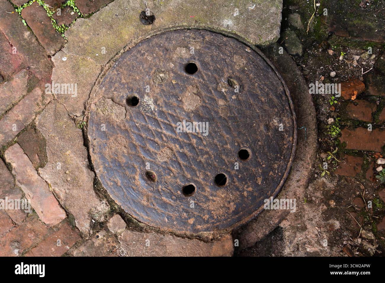Pareti in calcestruzzo invecchiate con texture ruvida e grintosa, striature e variazioni di colore naturali, che mostrano anni di esposizione e carattere robusto. Foto Stock