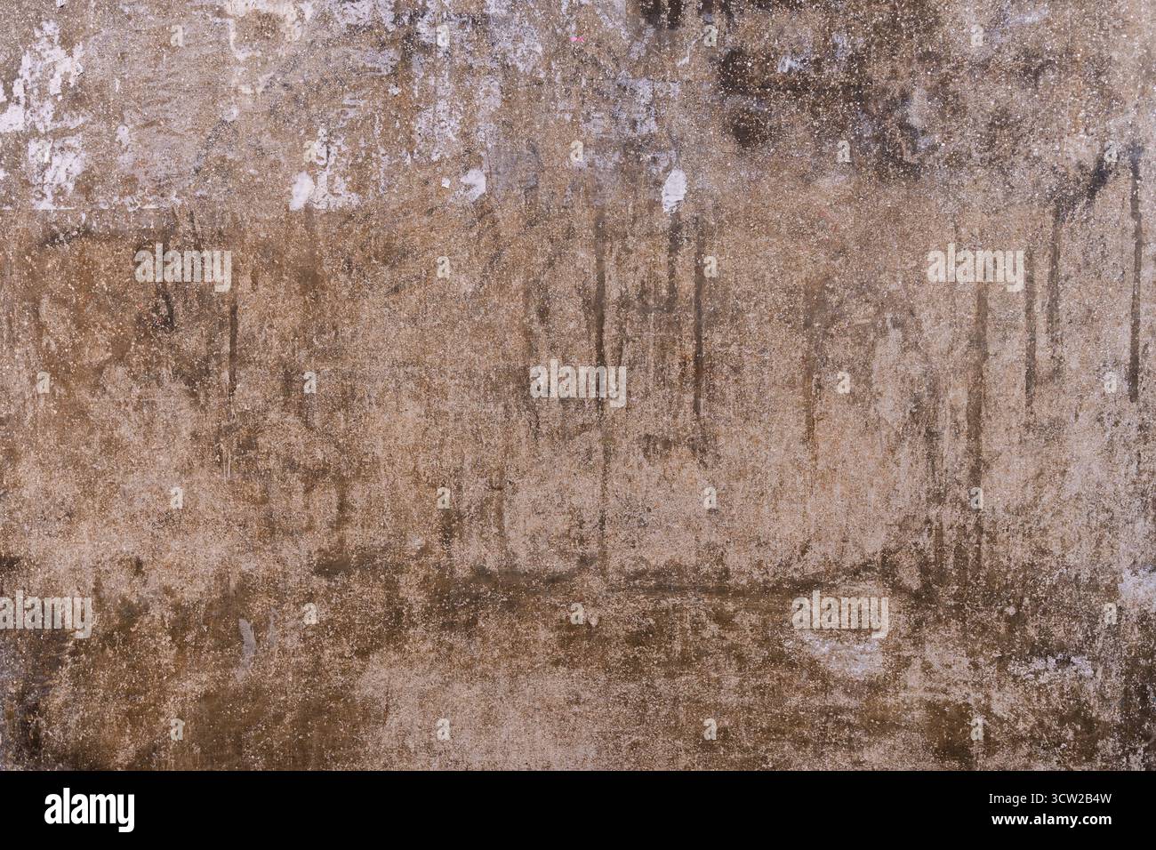 Pareti in cemento invecchiate e intemperie con texture ruvida e grintosa, striature e variazioni di colore naturali, che mostrano anni di esposizione e carattere robusto. Foto Stock