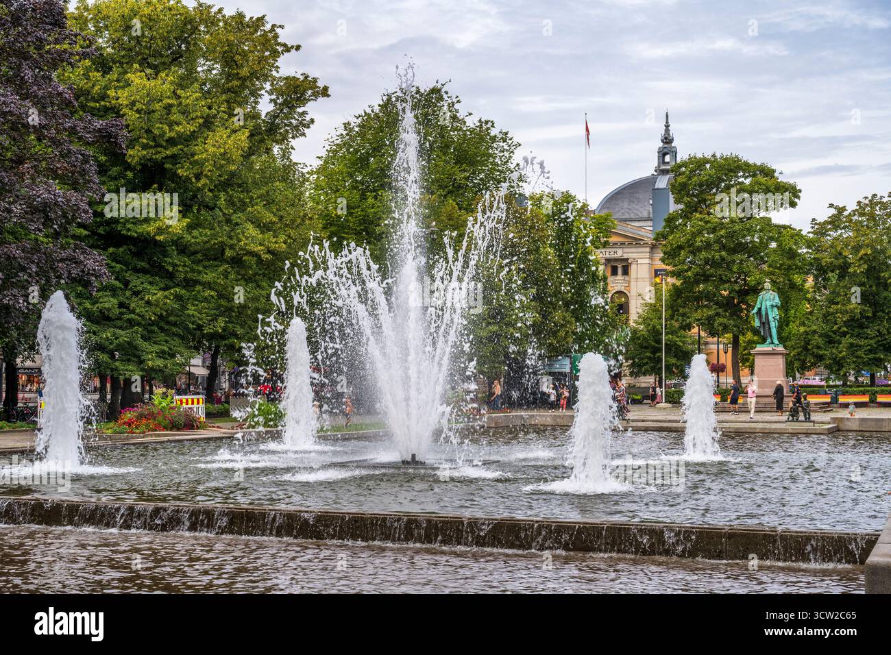 Fontana Spikersuppa a Eidsvolls Plass, con l'edificio del Teatro Nazionale sullo sfondo, nel centro di Oslo, Norvegia, Nord Europa Foto Stock
