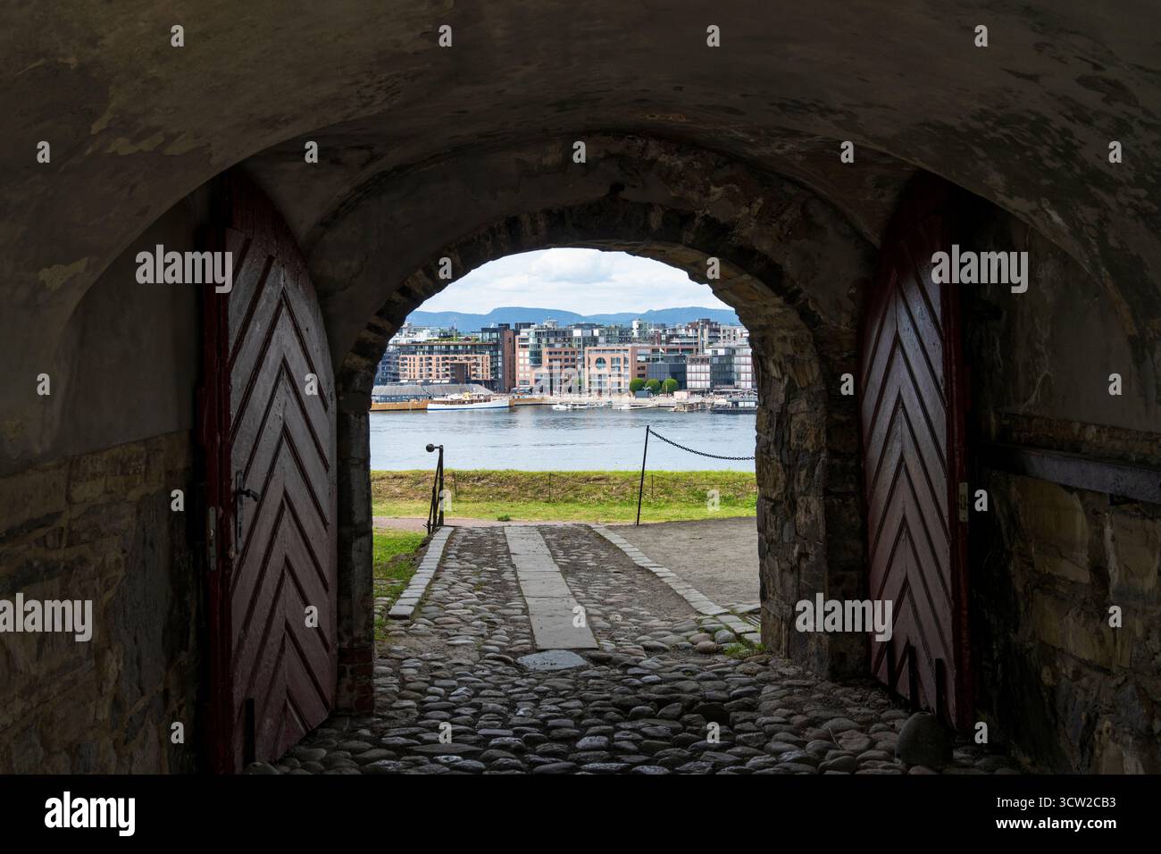 Ammira il fiordo interno di Oslofjord dall'ingresso alla fortezza di Akershus nel quartiere Pipervika, nel centro di Oslo, Norvegia, Europa settentrionale Foto Stock