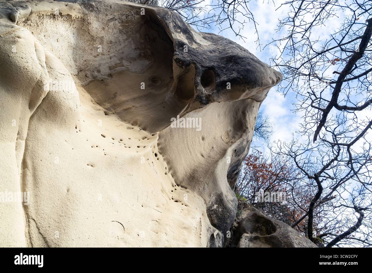 Vista dal basso di un dettaglio delle Grotte di Soprasasso in Emilia durante una giornata di sole. Foto Stock