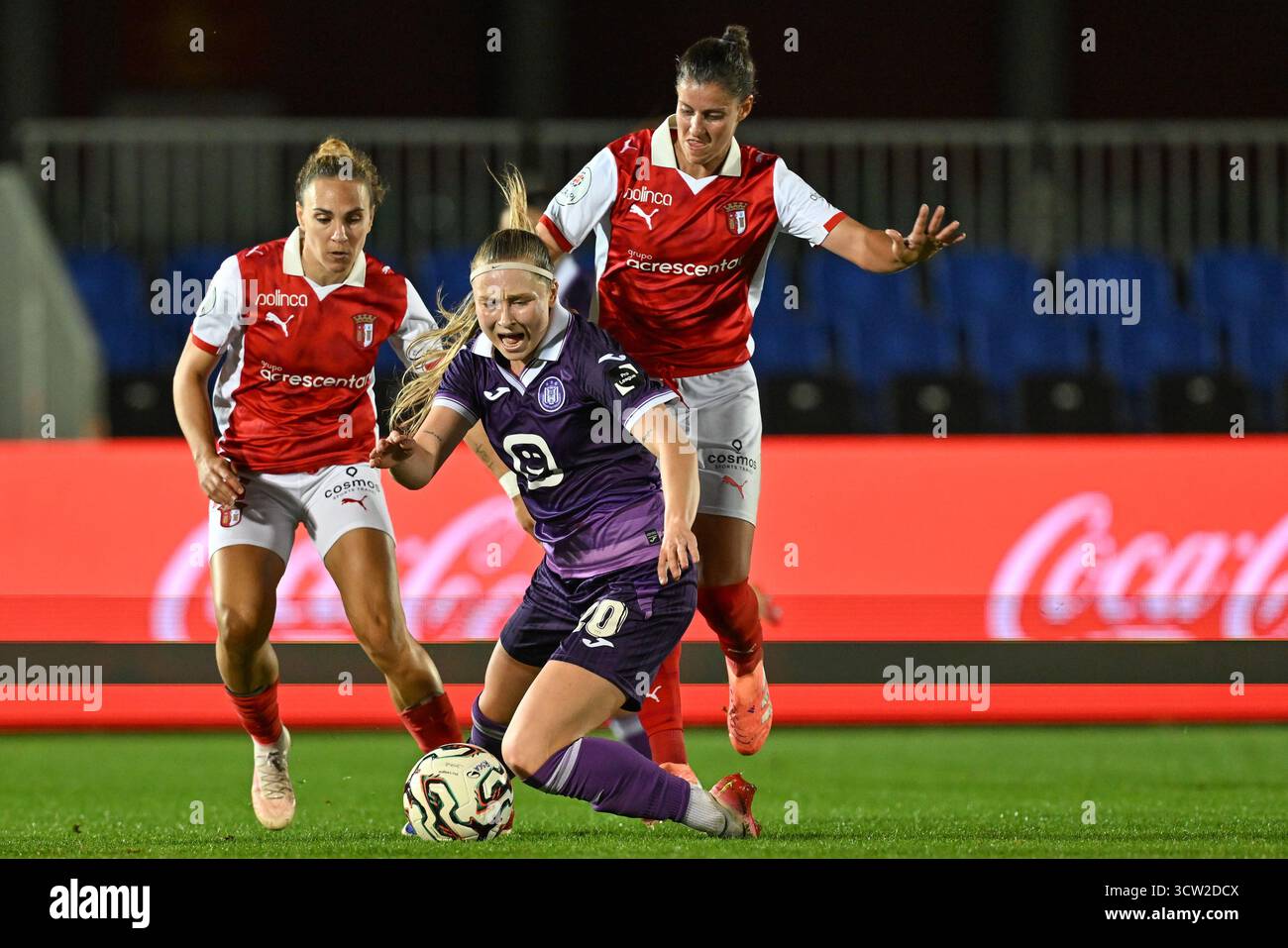 Deinze, Belgio. 8 ottobre 2025. Agata Pimenta (16) di Braga e Ana Rodrigues (23) di Braga nella foto difendendo su Rimante Jonusaite (20) di Anderlecht durante una partita di calcio femminile tra RSC Anderlecht Women e SC Braga nel secondo turno di qualificazione prima tappa della stagione 2025-2026 della UEFA Womens Europa Cup, giovedì 8 ottobre 2025 a Deinze, Belgio. Crediti: Sportpix/Alamy Live News Foto Stock