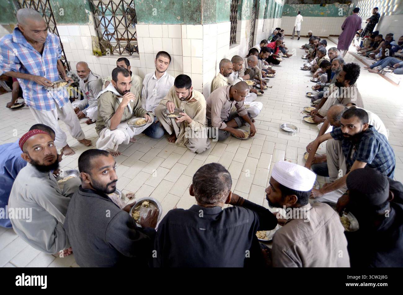 I pazienti pranzano all'Edhi Village Mental Health Hospital alla vigilia della giornata Mondiale della salute mentale, situato sulla Super Highway a Karachi giovedì 9 ottobre 2025. La giornata mondiale della salute mentale aumenta la consapevolezza pubblica sui problemi di salute mentale. Il tema della giornata Mondiale della salute mentale del 2025 è "accesso ai servizi: Salute mentale nelle catastrofi e nelle emergenze. I pazienti, compresi quelli affetti da schizofrenia, sono stati ricoverati dai loro parenti e l'istituto fornisce loro medicinali, Foto Stock