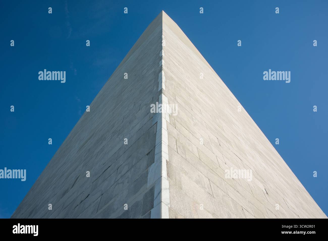 Washington Monument National Mall Washington DC USA // WASHINGTON DC — il Washington Monument, un imponente obelisco sul National Mall, è raffigurato con il suo cappello piramidale contro un cielo blu. Questa struttura iconica commemora George Washington, il primo presidente degli Stati Uniti. Costruito in marmo, granito e gneiss di pietra tra il 1848 e il 1884, è la struttura in pietra più alta del mondo e l'obelisco più alto del mondo. Il monumento misura 169,294 metri (555 piedi 5 1/8 pollici) di altezza. È un punto di riferimento centrale a Washington DC, che simboleggia la storia americana. Foto Stock