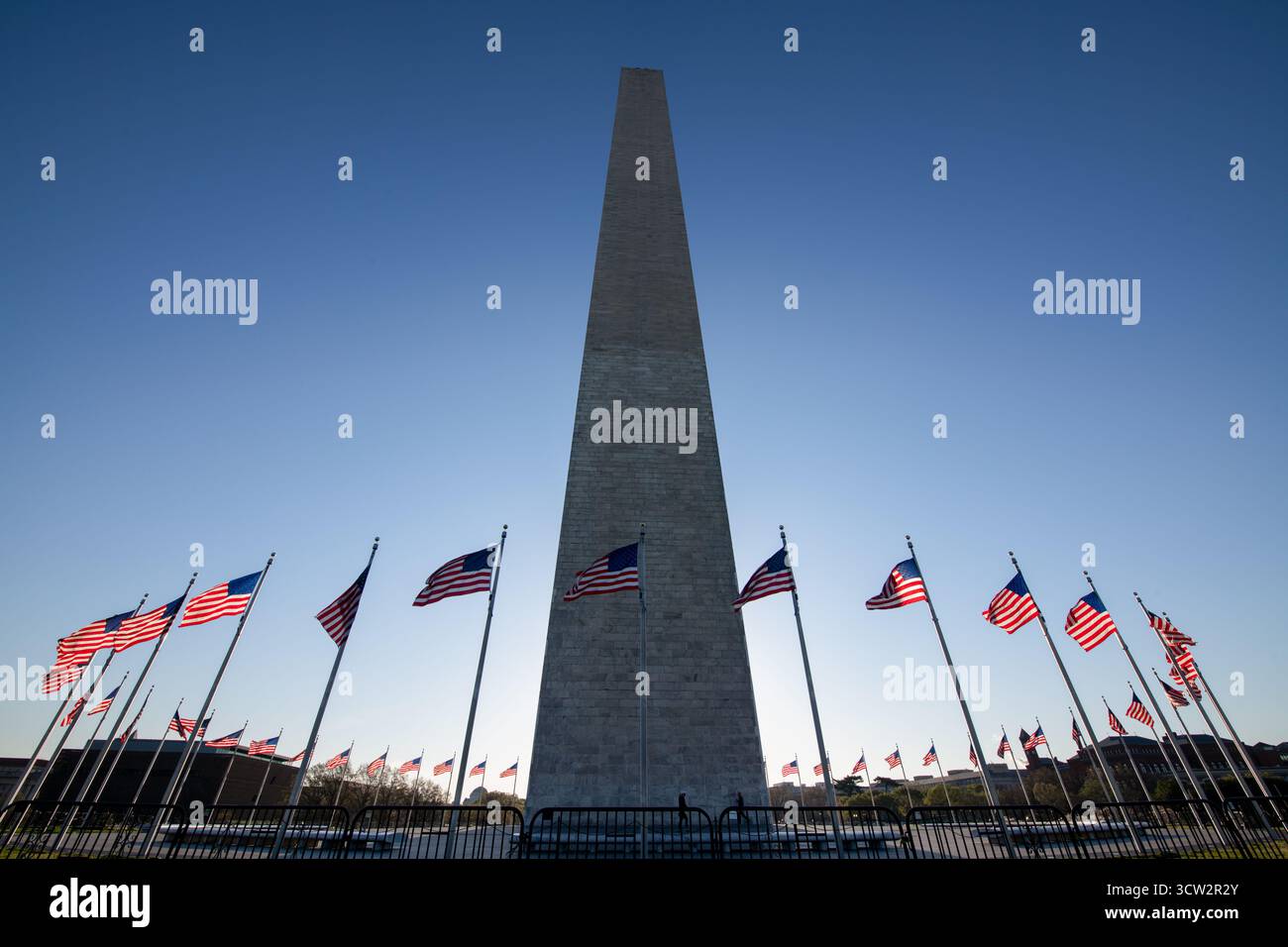Washington Monument con American Flags Washington DC // WASHINGTON DC - il Washington Monument è circondato da un cerchio di 50 bandiere americane, ognuna delle quali rappresenta uno stato degli Stati Uniti. Questo iconico obelisco commemora George Washington, il primo presidente degli Stati Uniti. È la struttura in pietra e l'obelisco più alti del mondo, raggiungendo i 169,294 metri (555 piedi 5 1/8 pollici) di altezza. Situato sul National Mall, il monumento fu costruito tra il 1848 e il 1884. È un importante punto di riferimento nella capitale della nazione, gestito dal National Park Service. Foto Stock Washington Monument con American Flags Washington DC // WASHINGTON DC - il Washington Monument è circondato da un cerchio di 50 bandiere americane, ognuna delle quali rappresenta uno stato degli Stati Uniti. Questo iconico obelisco commemora George Washington, il primo presidente degli Stati Uniti. È la struttura in pietra e l'obelisco più alti del mondo, raggiungendo i 169,294 metri (555 piedi 5 1/8 pollici) di altezza. Situato sul National Mall, il monumento fu costruito tra il 1848 e il 1884. È un importante punto di riferimento nella capitale della nazione, gestito dal National Park Service. Foto Stock