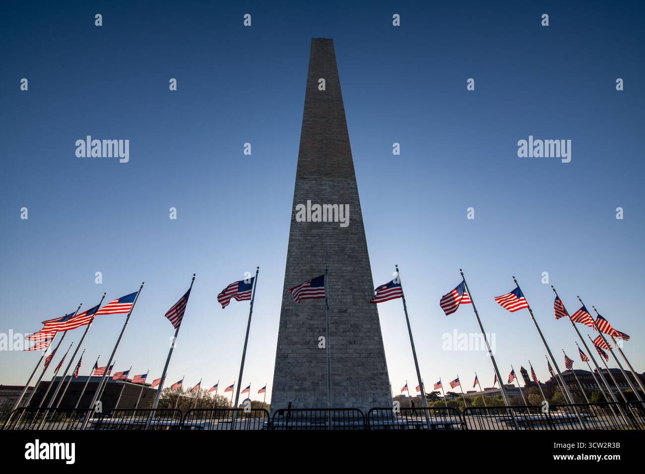 Washington Monument con American Flags Washington DC // WASHINGTON DC - il Washington Monument, un obelisco di spicco, è circondato da un anello di bandiere americane sul National Mall. Questa struttura iconica commemora George Washington, il primo presidente degli Stati Uniti. Con un'altezza di 555 piedi e 1/8 pollici (169,294 metri), è la struttura in pietra e l'obelisco più alti del mondo. Composta da marmo, granito e gneiss di pietra, la sua costruzione iniziò nel 1848 e fu completata nel 1884. Il monumento è un punto di riferimento centrale nella capitale della nazione. Foto Stock Washington Monument con American Flags Washington DC // WASHINGTON DC - il Washington Monument, un obelisco di spicco, è circondato da un anello di bandiere americane sul National Mall. Questa struttura iconica commemora George Washington, il primo presidente degli Stati Uniti. Con un'altezza di 555 piedi e 1/8 pollici (169,294 metri), è la struttura in pietra e l'obelisco più alti del mondo. Composta da marmo, granito e gneiss di pietra, la sua costruzione iniziò nel 1848 e fu completata nel 1884. Il monumento è un punto di riferimento centrale nella capitale della nazione. Foto Stock