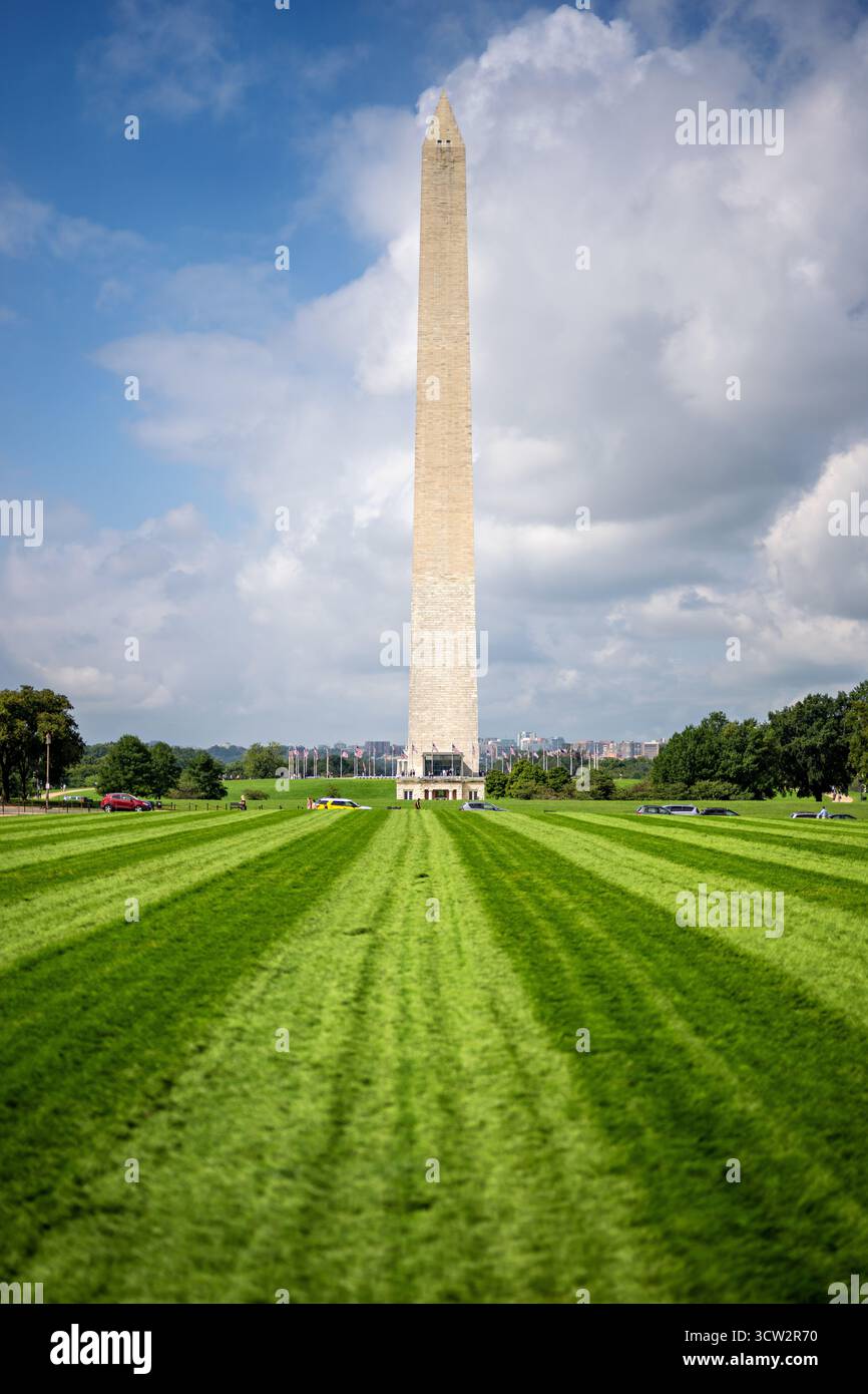 Washington Monument sul National Mall Washington DC // WASHINGTON DC — il Washington Monument, un obelisco di spicco sul National Mall, è un memoriale a George Washington. Costruita in marmo, granito e gneiss di pietra blu, questa iconica struttura è stata completata nel 1884 e dedicata nel 1885. Misura 555 piedi 5 1/8 pollici (169,29 metri) di altezza. Amministrato dal National Park Service, il monumento è un punto di riferimento centrale nella capitale della nazione. Foto Stock Washington Monument sul National Mall Washington DC // WASHINGTON DC — il Washington Monument, un obelisco di spicco sul National Mall, è un memoriale a George Washington. Costruita in marmo, granito e gneiss di pietra blu, questa iconica struttura è stata completata nel 1884 e dedicata nel 1885. Misura 555 piedi 5 1/8 pollici (169,29 metri) di altezza. Amministrato dal National Park Service, il monumento è un punto di riferimento centrale nella capitale della nazione. Foto Stock