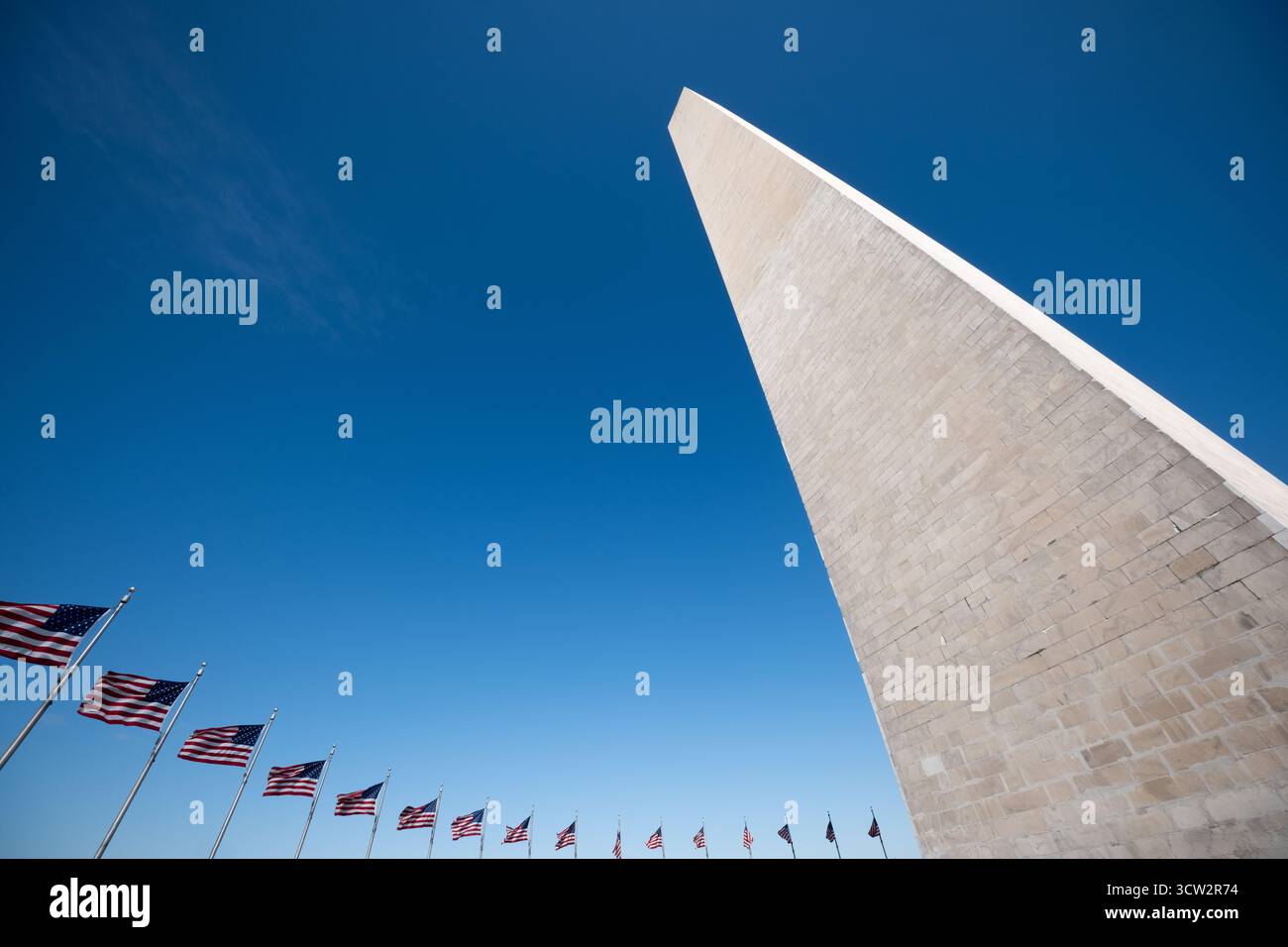Monumento a Washington con American Flags Washington DC // WASHINGTON DC - il monumento a Washington, un iconico obelisco dedicato a George Washington, è caratterizzato in modo prominente da una fila di bandiere americane che volano in primo piano. Situato sul National Mall, questo monumento nazionale è un punto di riferimento significativo nella capitale della nazione. Costruito principalmente in marmo, granito e gneiss di pietra blu, è alto 169,294 metri (555 piedi 5 1/8 pollici). Completata nel 1884, era una volta la struttura più alta del mondo. Le 50 bandiere americane che circondano il monumento rappresentano i singoli stati. Foto Stock Monumento a Washington con American Flags Washington DC // WASHINGTON DC - il monumento a Washington, un iconico obelisco dedicato a George Washington, è caratterizzato in modo prominente da una fila di bandiere americane che volano in primo piano. Situato sul National Mall, questo monumento nazionale è un punto di riferimento significativo nella capitale della nazione. Costruito principalmente in marmo, granito e gneiss di pietra blu, è alto 169,294 metri (555 piedi 5 1/8 pollici). Completata nel 1884, era una volta la struttura più alta del mondo. Le 50 bandiere americane che circondano il monumento rappresentano i singoli stati. Foto Stock