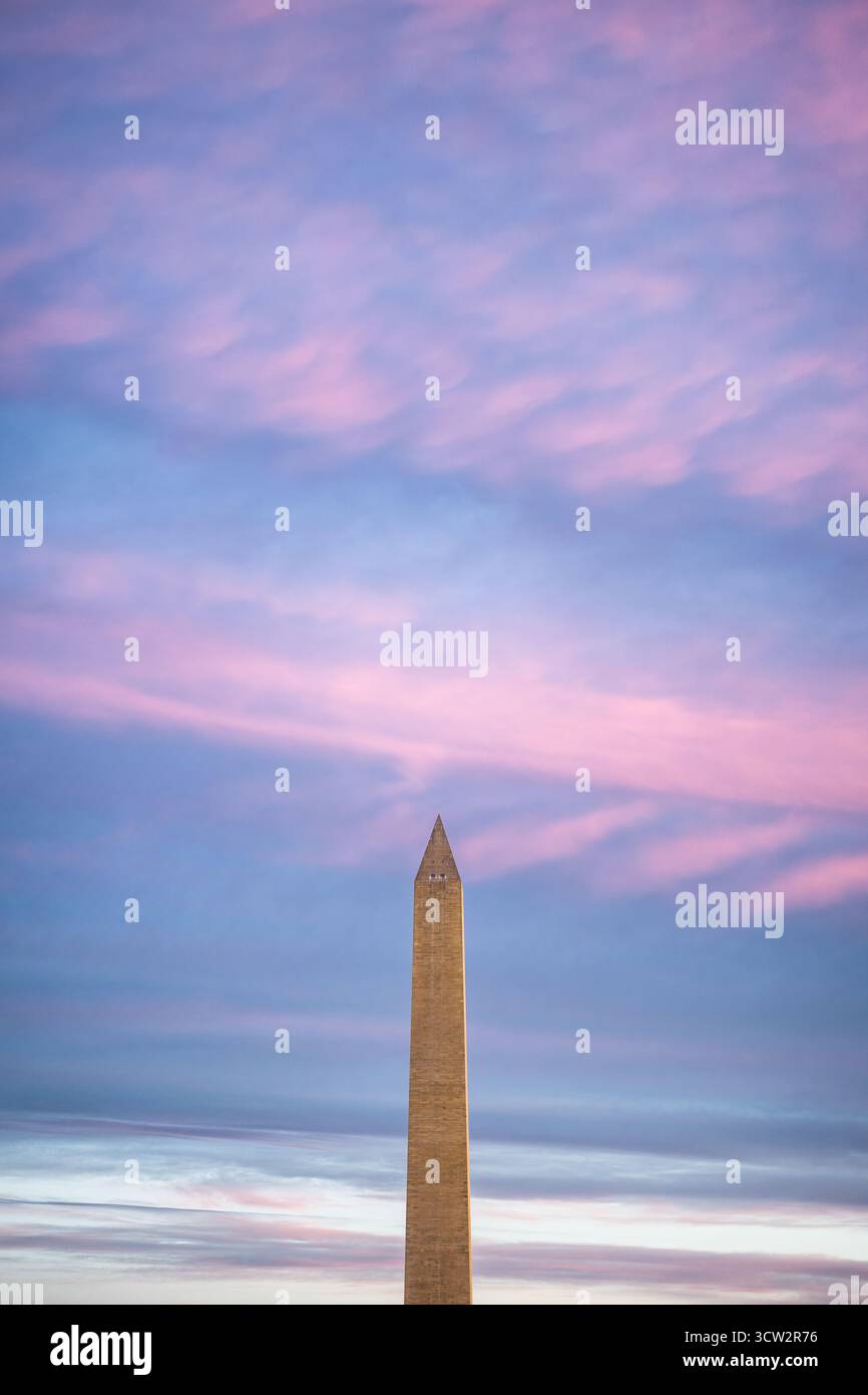 Washington Monument National Mall Washington DC prima dell'alba // WASHINGTON DC - il Washington Monument è visibile prima dell'alba sul National Mall. Questo iconico obelisco, che commemora George Washington, è costruito in marmo, granito e gneiss di pietra blu. Con un'altezza di 169,046 metri (554 piedi 7 11/32 pollici), era la struttura più alta del mondo al suo completamento nel 1884. E' un importante punto di riferimento e una caratteristica centrale del National Mall, un parco nazionale nel centro di Washington, D.C. Foto Stock Washington Monument National Mall Washington DC prima dell'alba // WASHINGTON DC - il Washington Monument è visibile prima dell'alba sul National Mall. Questo iconico obelisco, che commemora George Washington, è costruito in marmo, granito e gneiss di pietra blu. Con un'altezza di 169,046 metri (554 piedi 7 11/32 pollici), era la struttura più alta del mondo al suo completamento nel 1884. E' un importante punto di riferimento e una caratteristica centrale del National Mall, un parco nazionale nel centro di Washington, D.C. Foto Stock