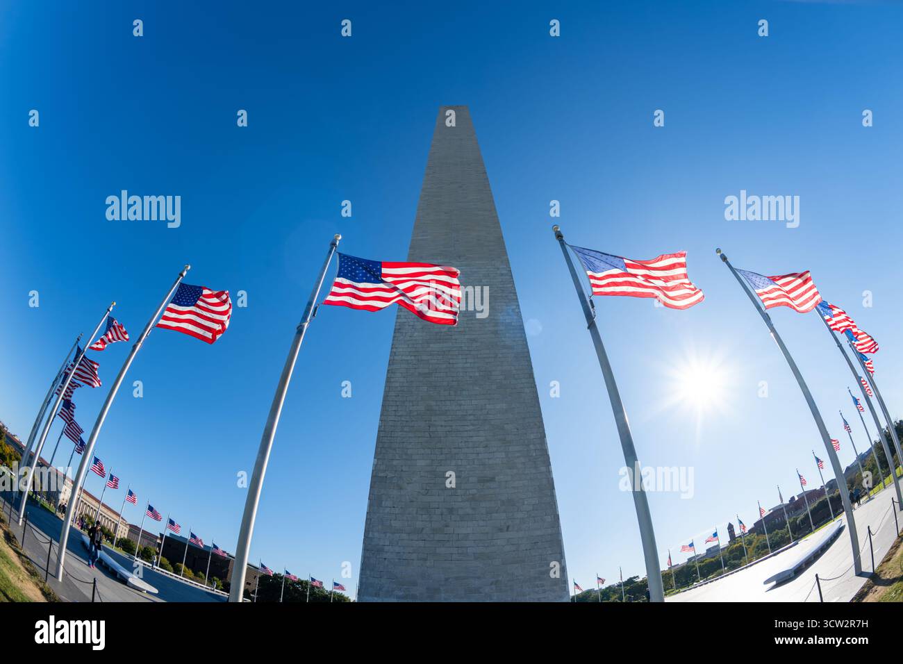 Monumento a Washington con American Flags Washington DC // WASHINGTON DC - il monumento a Washington, in onore di George Washington, il primo presidente degli Stati Uniti, è caratterizzato da numerose bandiere americane che volano intorno alla sua base. Questo iconico obelisco è la struttura in pietra più alta del mondo e l'obelisco, alto 169,046 metri (554 piedi). Situato sul National Mall, è un punto di riferimento fondamentale nella capitale della nazione. Un anello di 50 bandiere americane, che rappresentano gli stati Uniti, circonda il monumento. È un potente simbolo della storia americana e dell'orgoglio nazionale. Foto Stock Monumento a Washington con American Flags Washington DC // WASHINGTON DC - il monumento a Washington, in onore di George Washington, il primo presidente degli Stati Uniti, è caratterizzato da numerose bandiere americane che volano intorno alla sua base. Questo iconico obelisco è la struttura in pietra più alta del mondo e l'obelisco, alto 169,046 metri (554 piedi). Situato sul National Mall, è un punto di riferimento fondamentale nella capitale della nazione. Un anello di 50 bandiere americane, che rappresentano gli stati Uniti, circonda il monumento. È un potente simbolo della storia americana e dell'orgoglio nazionale. Foto Stock