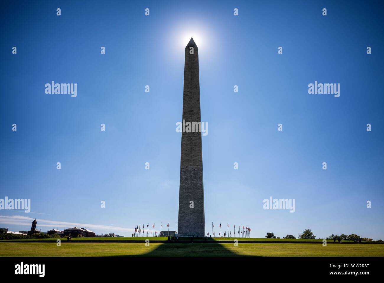 Washington Monument sul National Mall Washington DC // WASHINGTON DC - il Washington Monument, un obelisco di spicco sul National Mall, onora George Washington, il primo presidente degli Stati Uniti. Costruito principalmente in marmo, granito e gneiss di pietra blu, raggiunge un'altezza di 169,046 metri (554 piedi 7 11⁄32 pollici). La costruzione del monumento iniziò nel 1848 e fu completata nel 1884, dedicata nel 1885, e ufficialmente aperta nel 1888. Un anello di 50 bandiere americane circonda la sua base, rappresentando gli stati Uniti. Questo iconico monumento è gestito dal National Park Service come parte del nati Foto Stock Washington Monument sul National Mall Washington DC // WASHINGTON DC - il Washington Monument, un obelisco di spicco sul National Mall, onora George Washington, il primo presidente degli Stati Uniti. Costruito principalmente in marmo, granito e gneiss di pietra blu, raggiunge un'altezza di 169,046 metri (554 piedi 7 11⁄32 pollici). La costruzione del monumento iniziò nel 1848 e fu completata nel 1884, dedicata nel 1885, e ufficialmente aperta nel 1888. Un anello di 50 bandiere americane circonda la sua base, rappresentando gli stati Uniti. Questo iconico monumento è gestito dal National Park Service come parte del nati Foto Stock