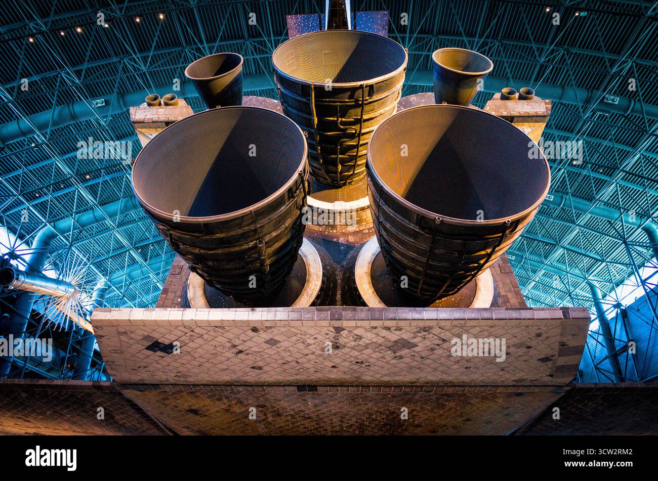 Space Shuttle Discovery Thrusters Udvar Hazy Center Chantilly // CHANTILLY, Virginia, Stati Uniti — i motori principali e i pod del sistema di manovra orbitale (OMS) sulla coda dello Space Shuttle Discovery sono esposti allo Steven F. Udvar-Hazy Center. Tre motori principali dello Space Shuttle (SSME) fornivano la spinta di lancio principale, mentre due motori OMS gestivano le manovre orbitali. Discovery, una delle navette spaziali ritirate dalla NASA, ha completato 39 missioni prima del suo ultimo volo nel 2011. Come mostra centrale, presenta le sue iconiche piastrelle di scudo termico e gli ugelli del motore. Lo Steven F. Udvar-Hazy Center Foto Stock