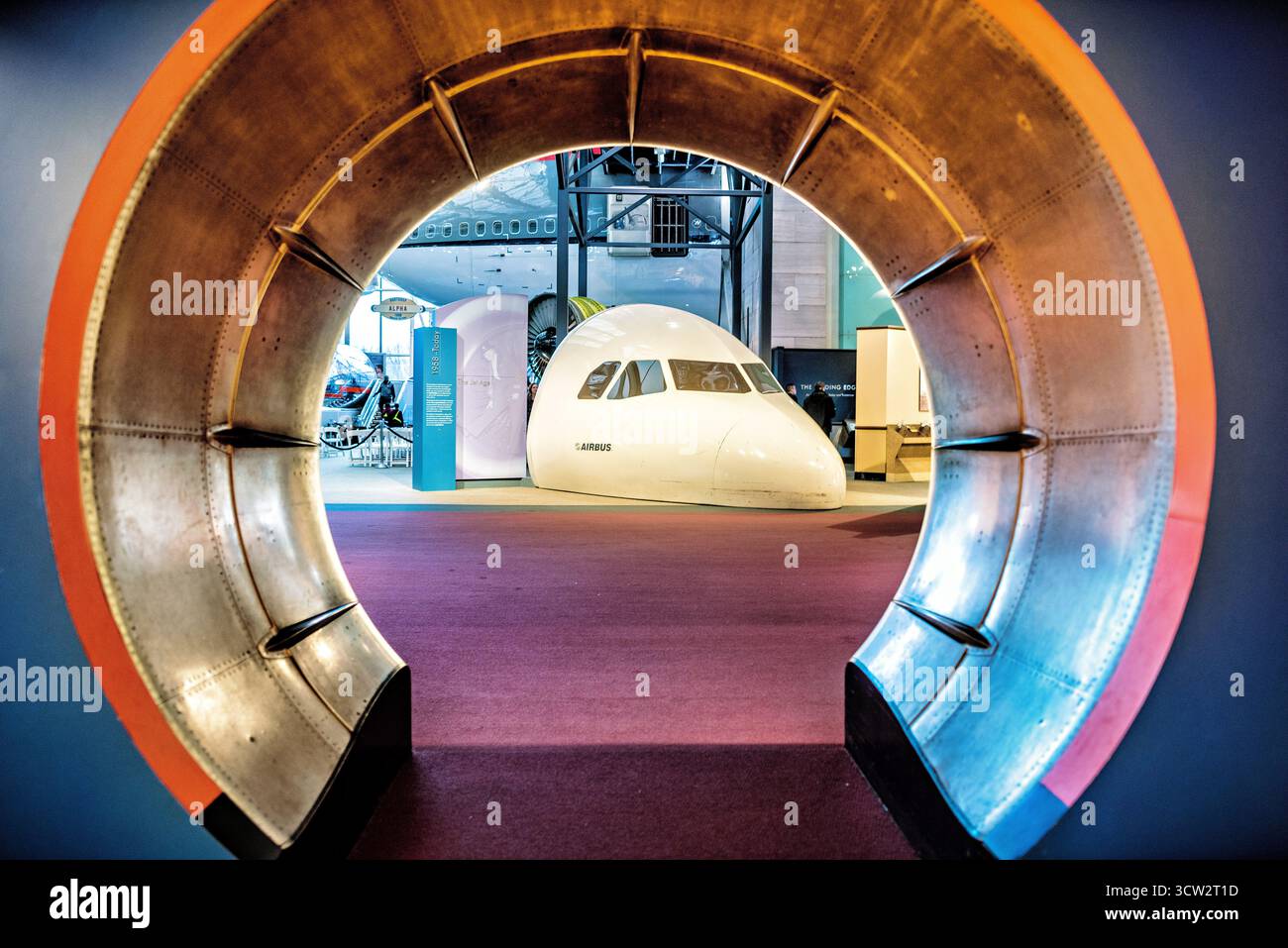 National Air and Space Museum Airbus Cockpit Section Washington DC // WASHINGTON DC — una sezione Airbus A320 è esposta in modo prominente all'interno del National Air and Space Museum. Questa mostra mette in risalto la cabina di volo avanzata dell'aereo commerciale europeo a fusoliera stretta, che ha fatto il suo volo inaugurale nel 1987. Il museo, parte dello Smithsonian Institution, è dedicato alla storia e alla scienza dell'aviazione e dell'esplorazione spaziale. Altre mostre visibili includono un aereo senza equipaggio Northrop Alpha ed elementi di un motore a reazione, che mostrano diverse tecnologie aerospaziali. Foto Stock