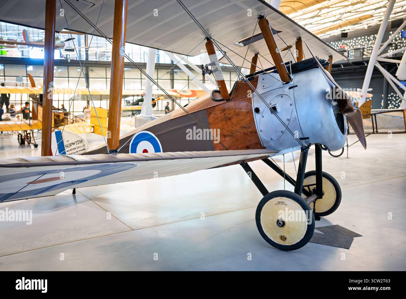 Smithsonian Air and Space Museum Sopwith Camel Airplane Chantilly // CHANTILLY, Virginia, Stati Uniti — il Sopwith F.1 Camel, B6291, è esposto allo Smithsonian Air and Space Museum. Questo caccia della prima guerra mondiale abbatté 1.294 aerei nemici. Soprannominato "Camel" per la gobba sopra le sue mitragliatrici, era instabile ma altamente manovrabile una volta padroneggiato. Questo esempio, con un'apertura alare di 8,5 m (28 piedi), servì con il No. 10 Squadron del Royal Naval Air Service. L'aereo fu donato allo Smithsonian dalla famiglia Arango. Foto Stock