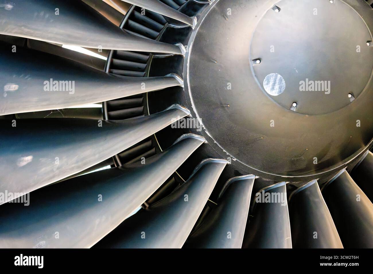 Pale della ventola del motore a reazione Udvar Hazy Center Chantilly // CHANTILLY, Virginia, Stati Uniti - le pale della ventola del motore a reazione sono visibili in una vista ravvicinata, evidenziando la complessa progettazione del sistema di propulsione di un aereo. Questa significativa componente aeronautica è in mostra allo Steven F. Udvar-Hazy Center. Il centro è un annesso dello Smithsonian National Air and Space Museum. Situato vicino all'aeroporto internazionale Dulles di Washington, ospita una vasta collezione di grandi aerei e manufatti spaziali a Chantilly, Virginia. Foto Stock