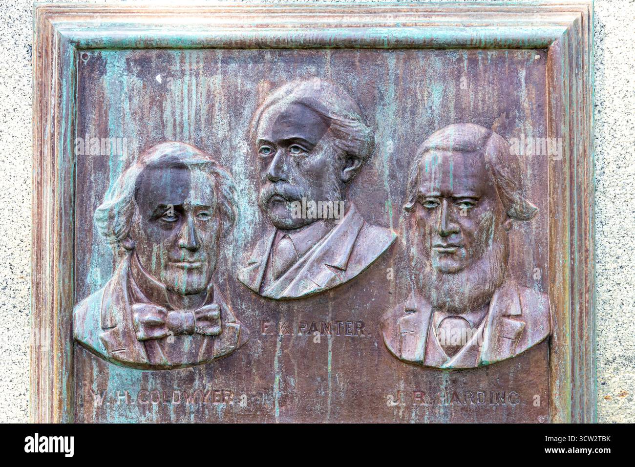 Targa raffigurante tre esploratori Frederick Panter, James Harding e William Goldwyer sul Maitland Brown Memorial (Explorers Monument) a Fremantle Foto Stock