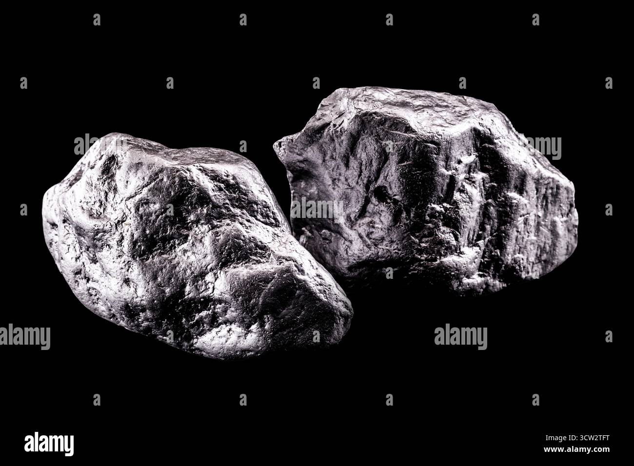 L'alluminio è un elemento chimico. Pietra in alluminio per uso industriale. Minerale d'argento. Foto Stock