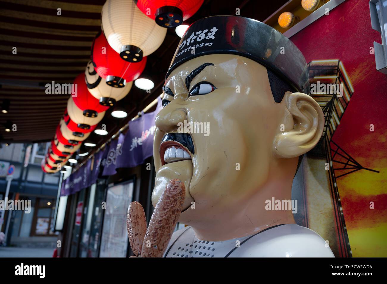 Statua del ristorante nel quartiere Shinsekai di Osaka, che raffigura uno chef severo con spiedini kushikatsu Foto Stock