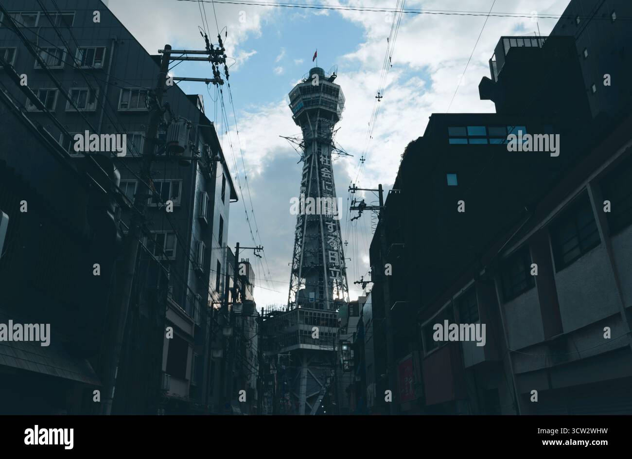 Torre Tsutenkaku che sorge sopra le strette strade di Osaka Foto Stock