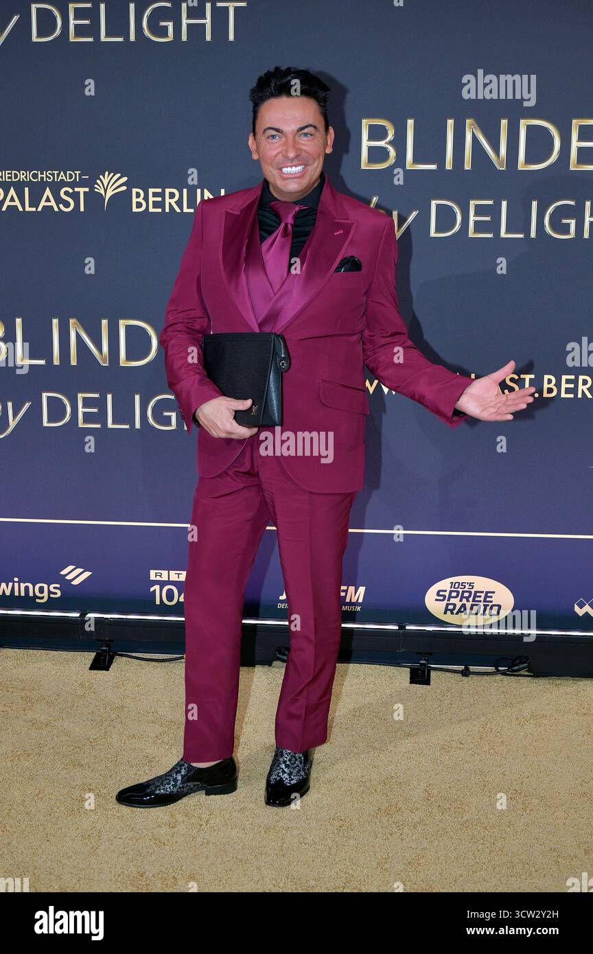 Matthias Mangiapane bei der Weltpremiere der Blinded by Delight Grand Show 2025 im Friedrichstadt-Palast. Berlino, 08.10.2025 *** Matthias Mangiapane alla prima mondiale del Blinded by Delight Grand Show 2025 al Friedrichstadt Palast Berlin, 08 10 2025 foto:XC.xBehringx/xFuturexImagex Blinded_5132 Foto Stock