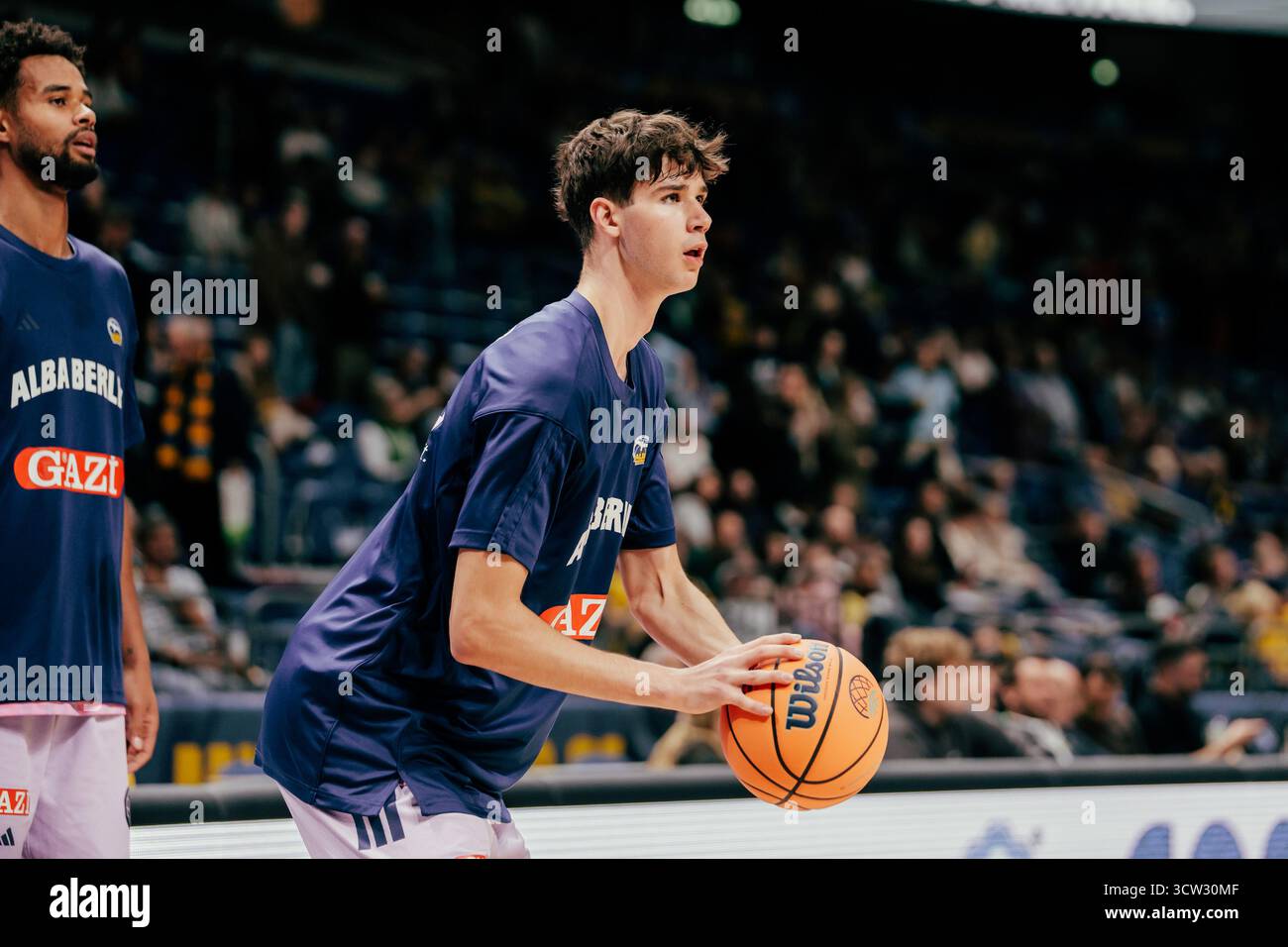 Berlino, Germania. 8 ottobre 2025. Berlino, Germania, 8 ottobre 2025 Nevio Bennefeld (ALBA Berlin) durante la partita di Basketball Champions League tra Alba Berlin e Elan Chalon all'Uber Arena di Berlino, Germania. (Gabor Baumgarten/SPP) credito: SPP Sport Press Photo. /Alamy Live News Foto Stock