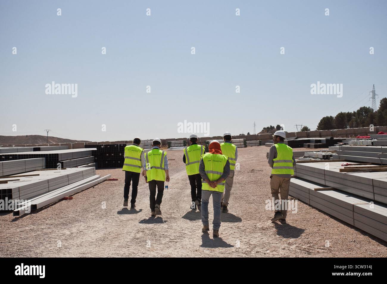 Il team EPC (Engineering, Procurement, Construction) di Zelestra, la società delle energie rinnovabili che costruisce un impianto solare a Belinchón (Cuenca) Foto Stock