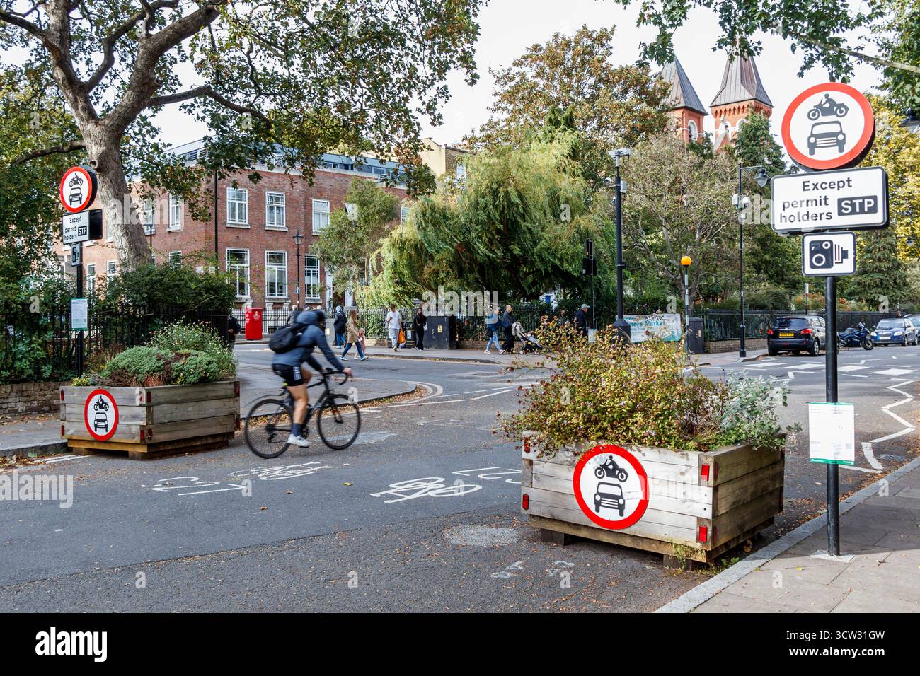 Un ciclista attraversa un quartiere a basso traffico (LTN) a The Angel, Islington, North London, Regno Unito Foto Stock