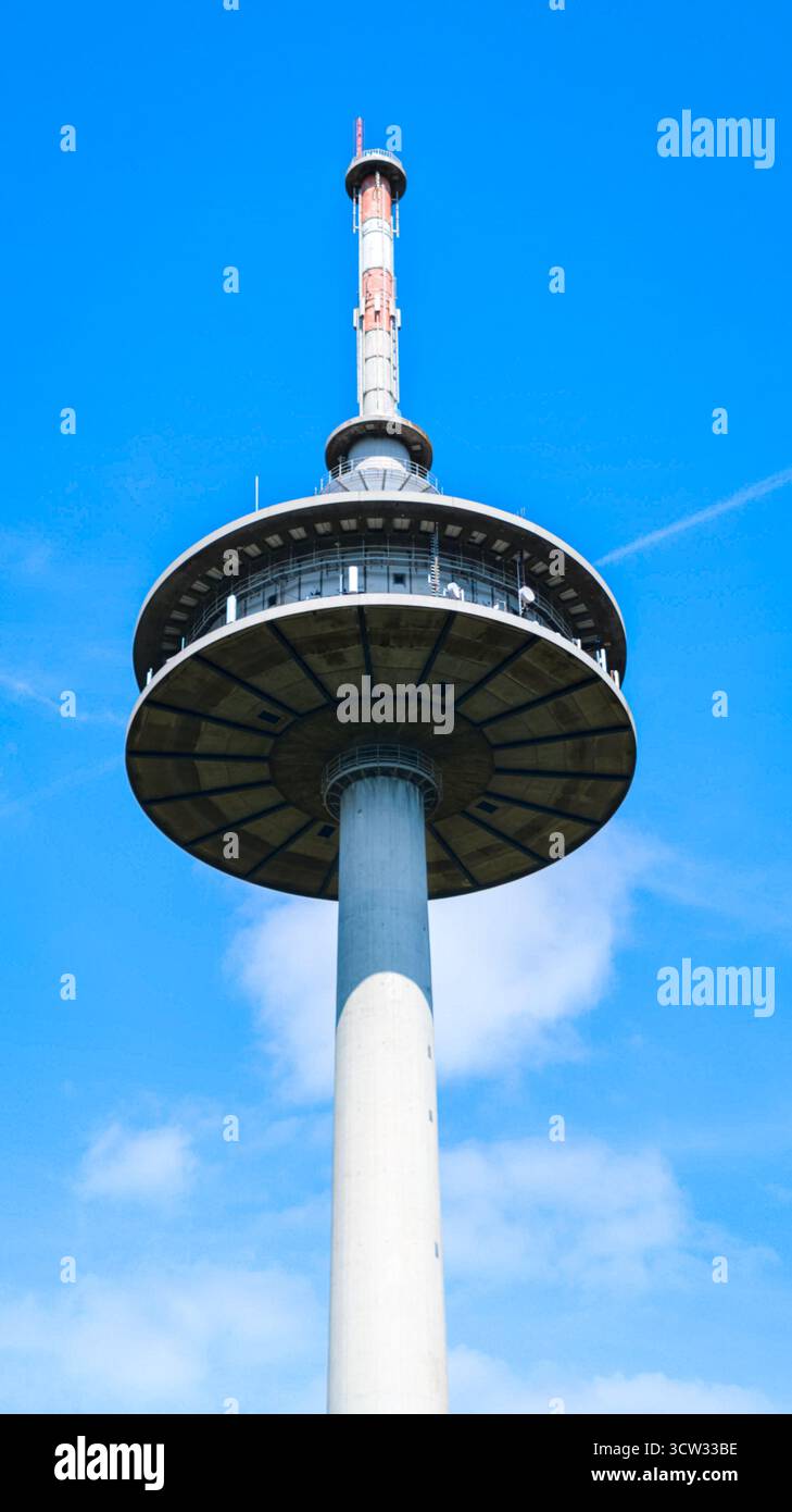 Moderna torre di telecomunicazione con sistema di antenne contro il cielo azzurro, vista ad angolo basso. Foto Stock