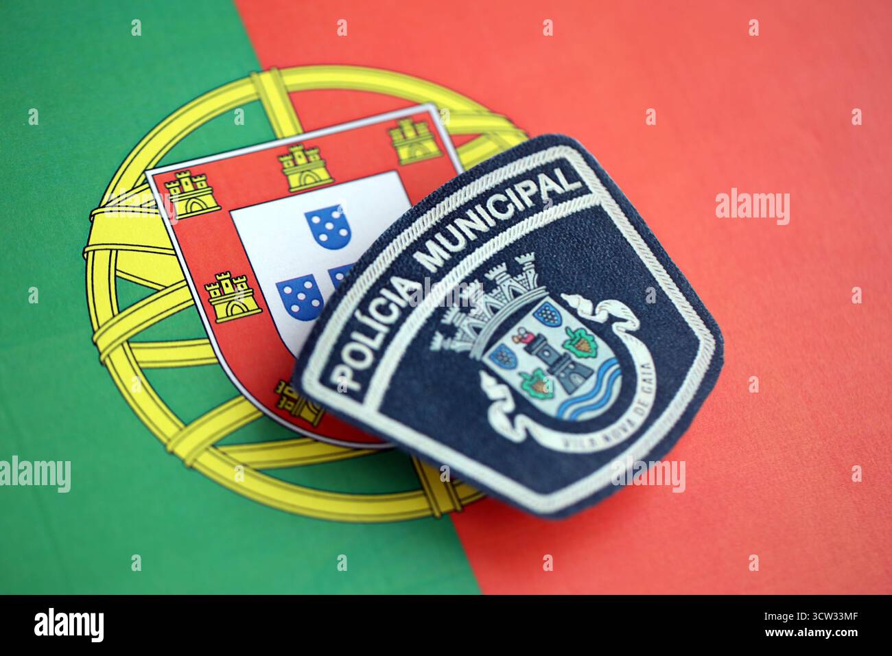 KIEV, UCRAINA - 6 SETTEMBRE 2025 Portogallo polizia municipale patch sulla bandiera nazionale primo piano Foto Stock