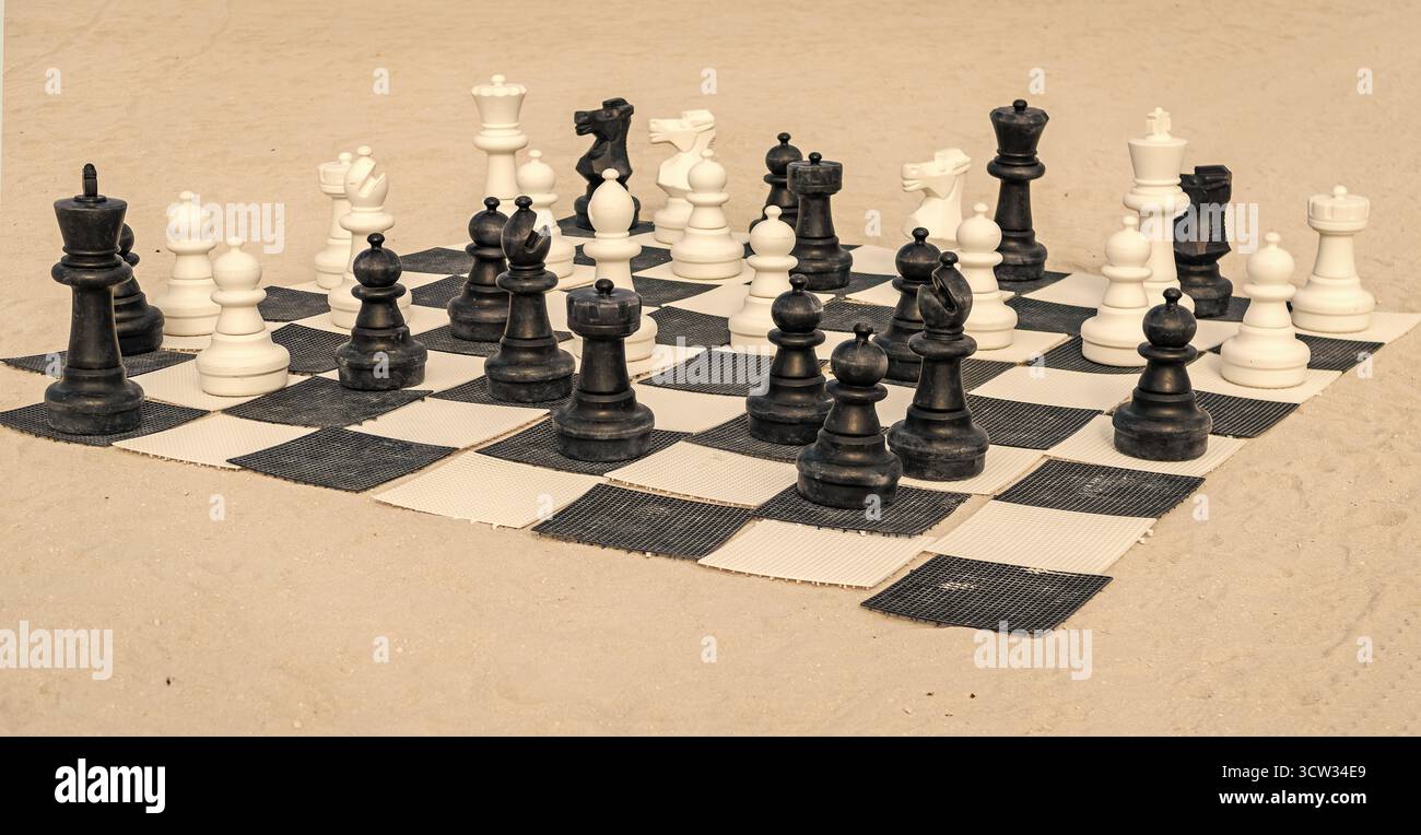 Gioco strategico di scacchi. Scacchiera. Strategia e tattica. Scacchi sulla scacchiera all'aperto. Giocare a scacchi. Migliorare tattica e logica Foto Stock