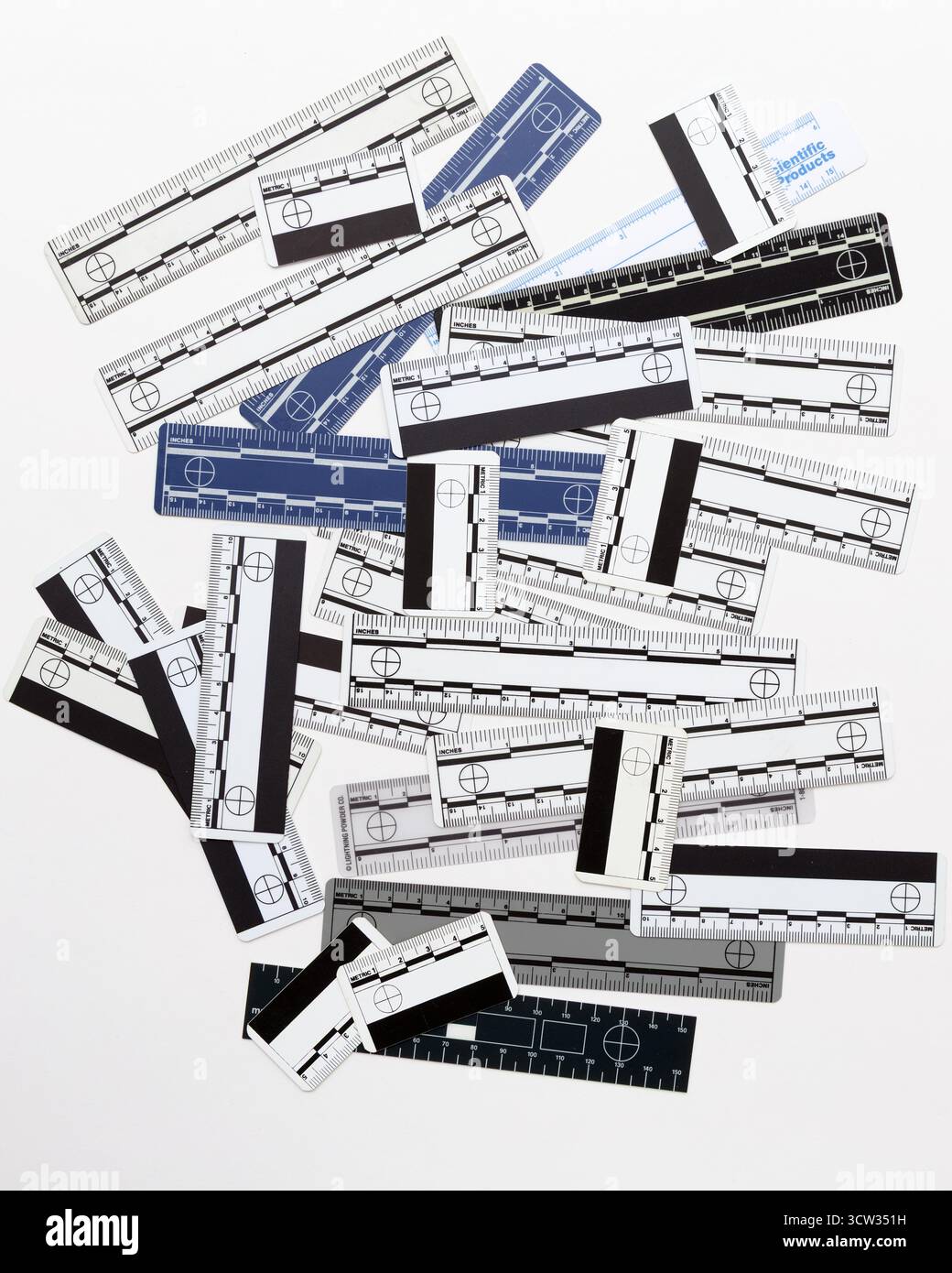 Una collezione di governanti forensi è disposta in un casino su sfondo bianco. Questi righelli scientifici forniscono misurazioni accurate nelle foto. Foto Stock