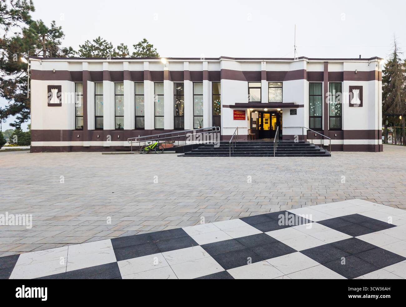 Slavyansk-na-Kubani, Russia - 11 settembre 2024: Veduta dell'edificio della scuola sportiva 'Belaya Ladyaa', un parco vicino all'argine della città di Foto Stock