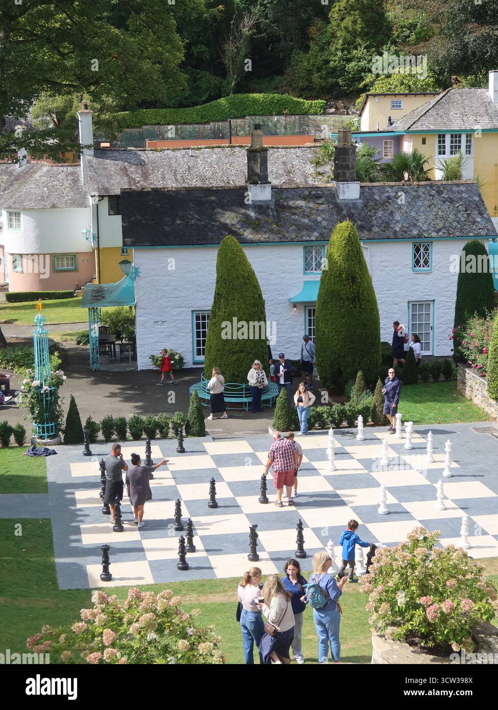 Un gigantesco set di scacchi all'aperto è allestito sulla terrazza del villaggio fantastico di Portmeirion, una popolare attrazione turistica nel Galles del Nord. Foto Stock