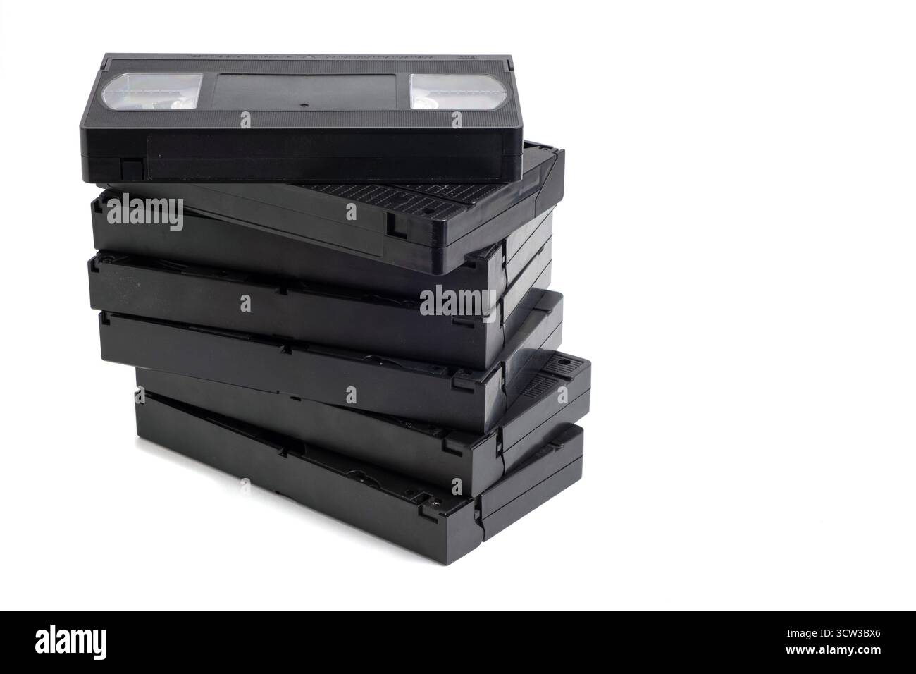 Stack di videocassette VHS isolate su sfondo bianco Foto Stock
