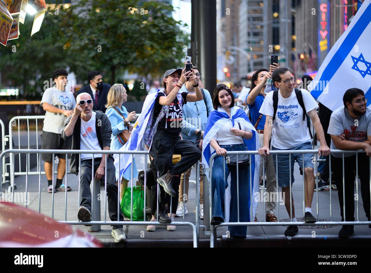 I contro-manifestanti Pro Israel si trovano di fronte a una protesta Pro Palestine di fronte alla sede centrale della Newscorp a Midtown Manhattan. 7 ottobre 2025 Foto Stock