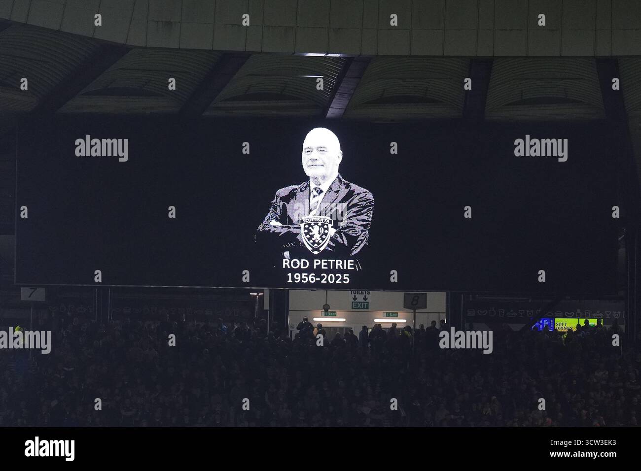 Il grande schermo in un minuto di applausi in memoria di Rod Petrie in vista della partita di qualificazione europea della Coppa del mondo FIFA a Hampden Park, Glasgow. L'ex presidente dell'Hibernian e presidente della Scottish Football Association morì all'età di 69 anni in agosto. Data foto: Giovedì 9 ottobre 2025. Foto Stock