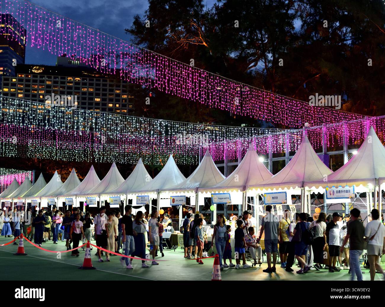 Ampia scelta di stand nel Mid Autumn Festival (noto anche come Moon Festrival) Carnival 2025 nel Victoria Park, Hong Kong Foto Stock