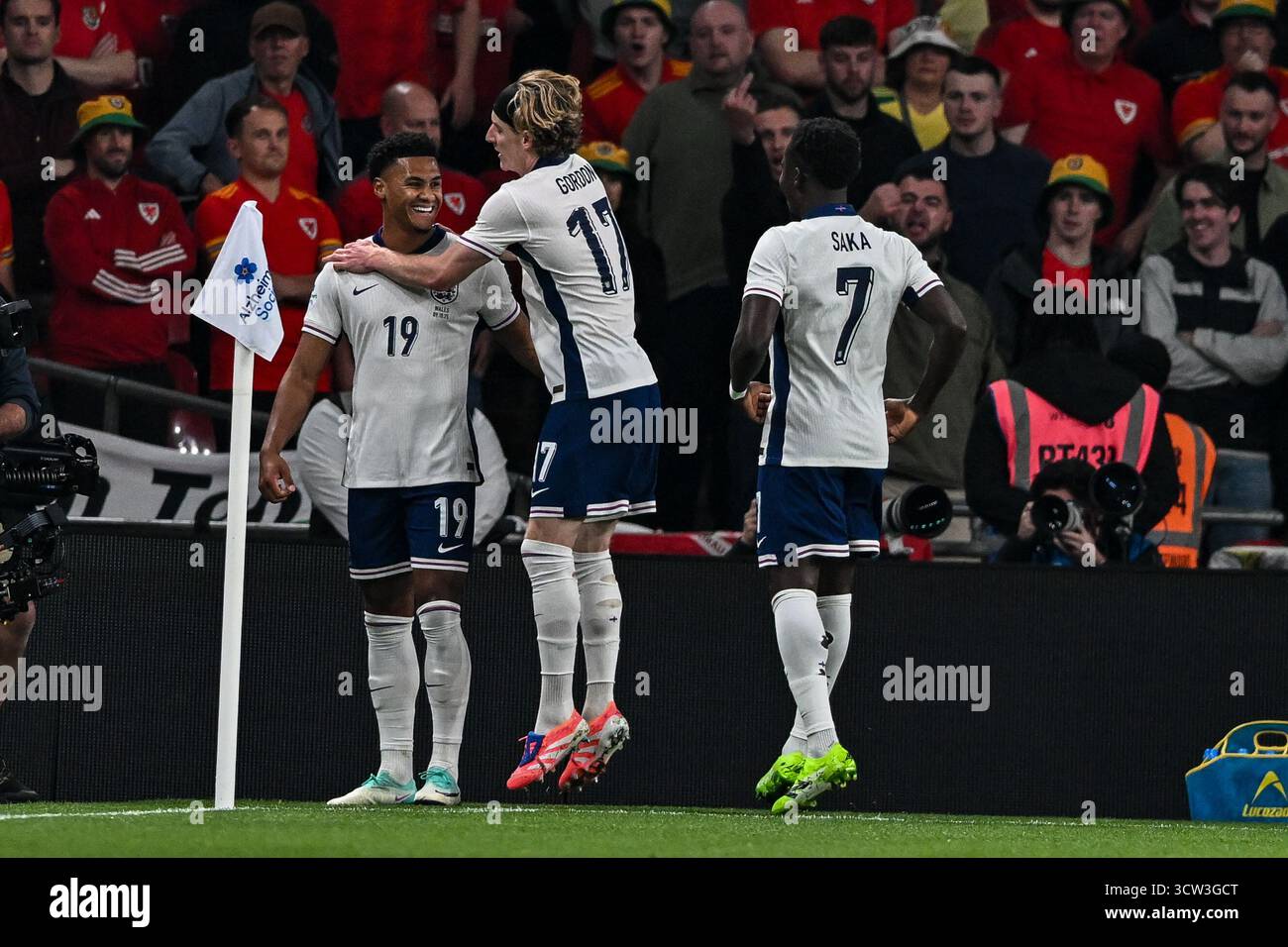 Ollie Watkins (19 Inghilterra) festeggia dopo aver segnato il secondo gol (l)durante l'amichevole internazionale tra Inghilterra e Galles allo Stadio di Wembley, Londra, giovedì 9 ottobre 2025. (Foto: Kevin Hodgson | mi News) crediti: MI News & Sport /Alamy Live News Foto Stock
