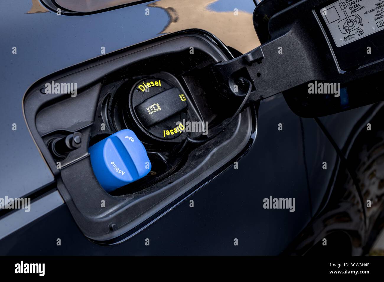 Primo piano dell'area del bocchettone di rifornimento del carburante di un'auto che mostra i tappi del gasolio e dell'AdBlue. Concetto di moderna tecnologia dei motori diesel, riduzione delle emissioni e Foto Stock