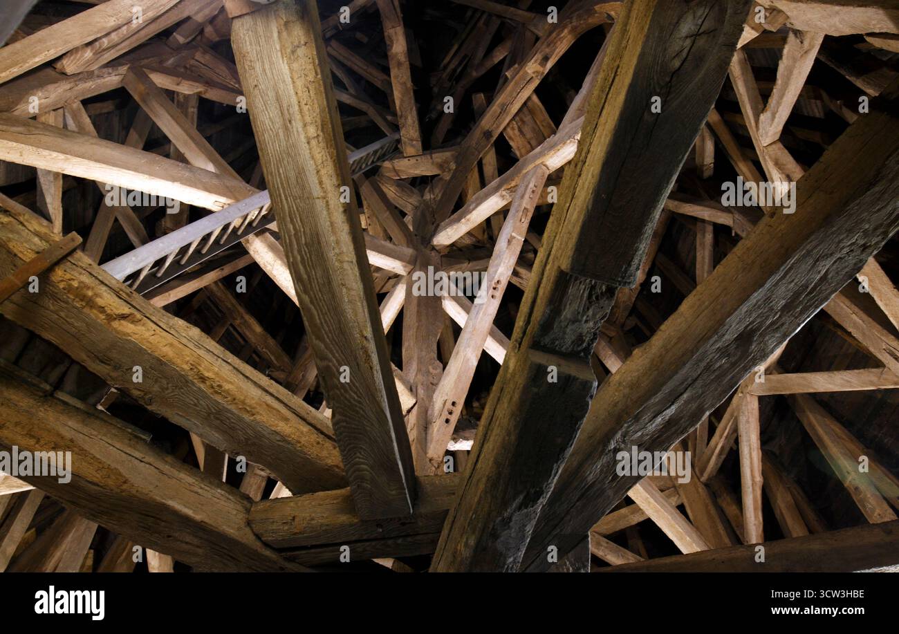 All'interno della struttura in legno di una guglia della Chiesa Foto Stock