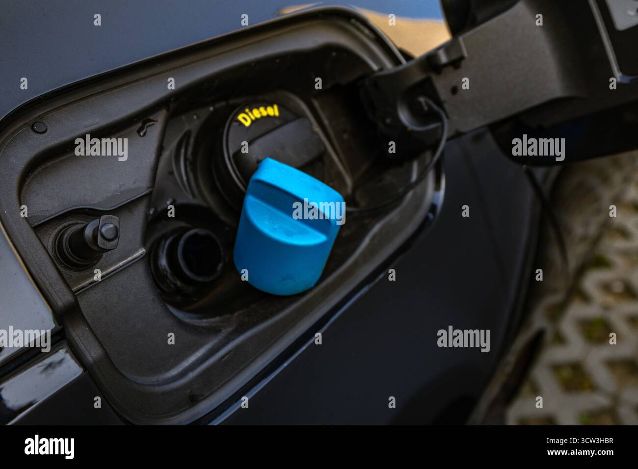 Primo piano dell'area del bocchettone di rifornimento del carburante di un'auto che mostra i tappi del gasolio e dell'AdBlue. Concetto di moderna tecnologia dei motori diesel, riduzione delle emissioni e Foto Stock