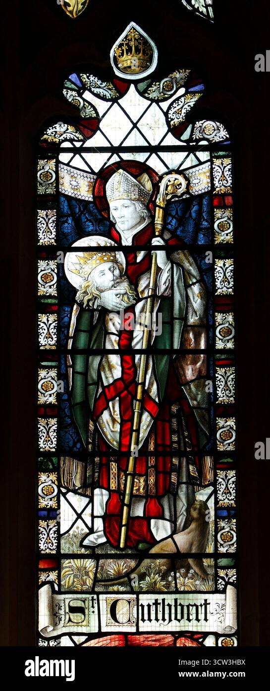San Cuthbert raffigurato in una vetrata, la chiesa parrocchiale di Ognissanti, Evesham. Foto Stock